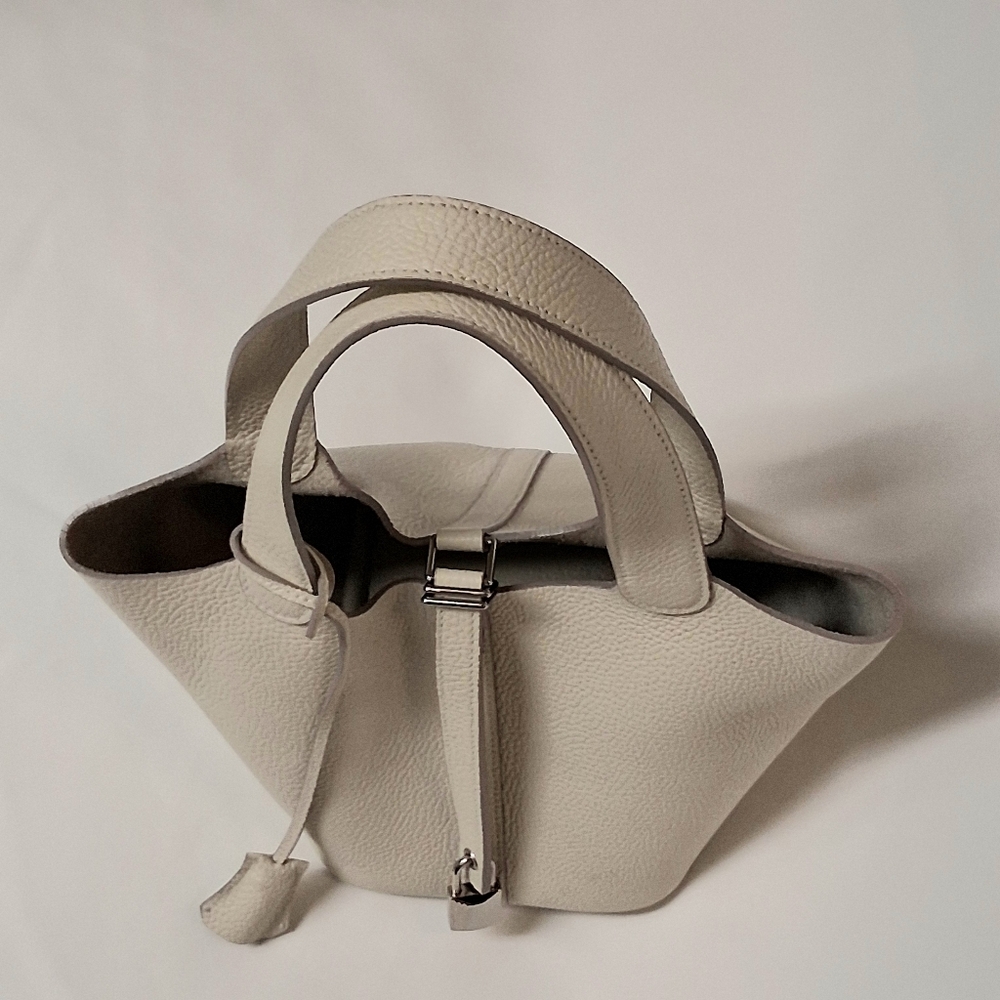 Elegant Ivory Leather Bucket Bag Lock 18 - Picture 3 of 8
